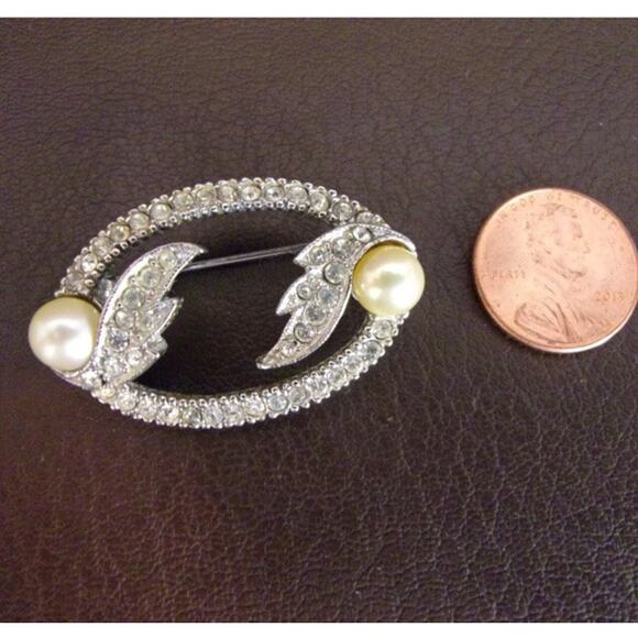 Vintage 1950s Oval Leaf Rhinestone Pin Brooch Cultured Pearls Silver Tone EUC - Picture 5 of 7
